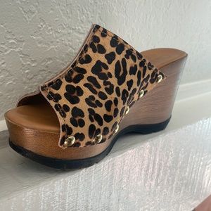 Cheetah print hair on hide slip on wedges faux wood wedge grommets Womens size 7